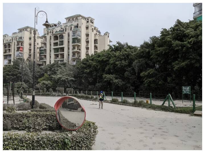 ट्विन टावर गिराने के बाद आसपास की सभी सोसाइटी में पानी का छिड़काव किया जा रहा है. साथ ही पेड़ पौधों प भी पानी का छिड़काव कर चारों तरफ साफ-सफाई की जा रही है.