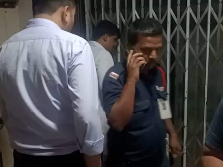 Ghatkopar News Updates critical patient got stuck in the lift for three hours घाटकोपरच्या रुग्णालयात गंभीर रुग्णासह तिघे तब्बल तीन तास रुग्ण लिफ्टमध्ये अडकले!