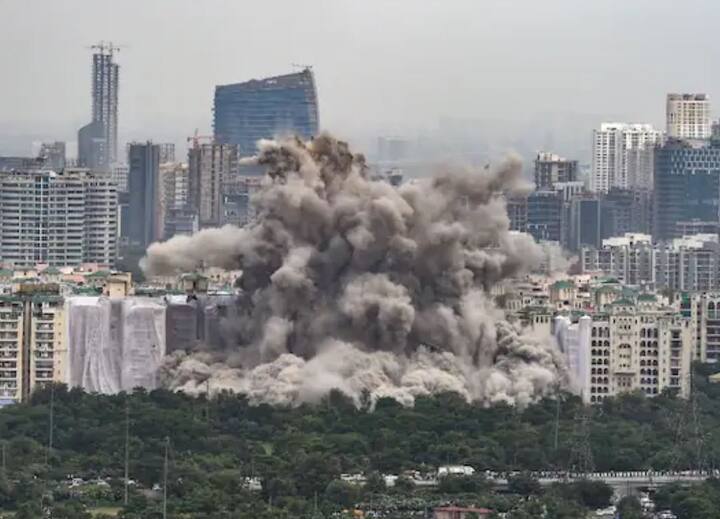 બિલ્ડિંગને તોડી પાડવા માટે 3,700 કિલોથી વધુ વિસ્ફોટકોનો ઉપયોગ કરવામાં આવ્યો હતો.