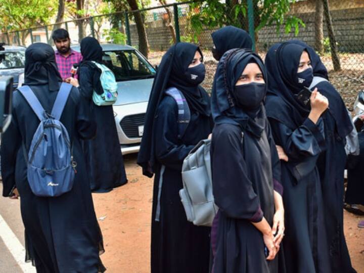 Supreme Court Hearing Karnataka High Court Hijab Ban Case Female Muslim Students On 29th August ANN Karnataka Hijab Case: हिजाब मामले पर सुप्रीम कोर्ट में कल होगी सुनवाई, HC ने बैन के सरकारी आदेश को ठहराया था सही