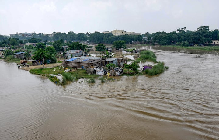 গঙ্গা ফুলেফেঁপে ওঠায় ভেসে গিয়েছে পটনা শহরের একাংশও। জনবসতির বড় এলাকার জলের তলায়। তার মধ্যে বিহারের বেশ কিছু অংশে বিক্ষিপ্ত ভাবে অতি ভারী বৃষ্টি হতে পারে বলে জানায় হাওয়া অফিস।