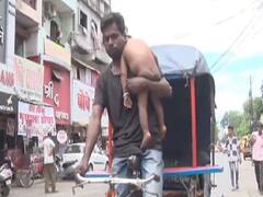 Video : ஒரு கையில் கைக்குழந்தை...மற்றொரு கையில் ரிக்‌ஷா...கடமை தவறாத பாச தந்தையின் கதை