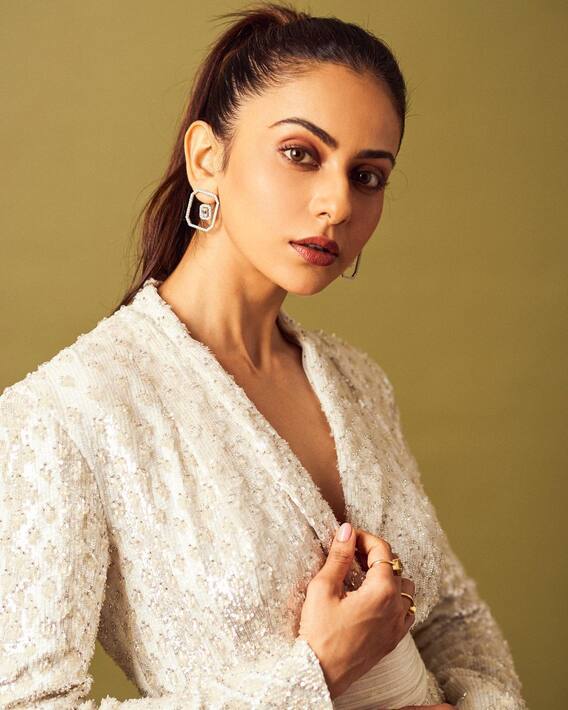 Rakul Preet Singh Pics: व्हाइट ड्रेस में रकुल प्रीत सिंह के किलर लुक ने उड़ाए होश, फोटो आपको भी कर देगी मदहोश