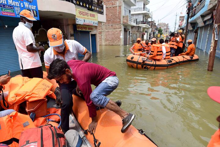 জল থৈ থৈ প্রয়াগরাজ। বন্যা-কবলিত এলাকায় ত্রাণ বিলি করছেন এনডিআরএফের আধিকারিকরা। তার মধ্য়েই উত্তর ভারতের বড় অংশে ফের ভারী বৃষ্টির অশনি সঙ্কেত মৌসম ভবনের।