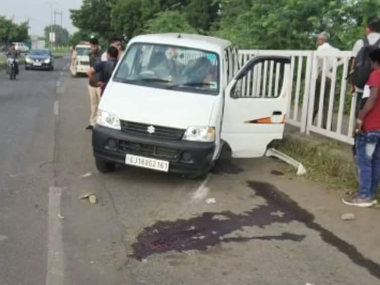 Panchmahal News Car accident on Halol-Pavagadh road, 3 people including 5 year old child died on the spot PANCHMAHAL : હાલોલ-પાવાગઢ રોડ પર કારનો અકસ્માત, 5 વર્ષના બાળક સહીત 3 લોકોના ઘટના સ્થળે મોત