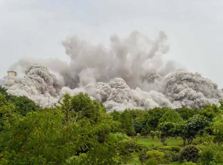 આ દરમિયાન આસપાસની સોસાયટીની ઈમારતોને જીઓટેક્સટાઈલ ફાઈબરથી ઢાંકી દેવામાં આવી હતી, તેમાં કાણાં પડી ગયાહતા. પ્રત્યક્ષદર્શીઓના જણાવ્યા અનુસાર વિસ્ફોટનો અવાજ કેટલાય કિલોમીટર દૂર સુધી સંભળાયો  હતો. પ્રત્યક્ષદર્શીઓના જણાવ્યા અનુસાર વિસ્ફોટનો અવાજ કેટલાય કિલોમીટર દૂર સુધી સંભળાયો હતો..