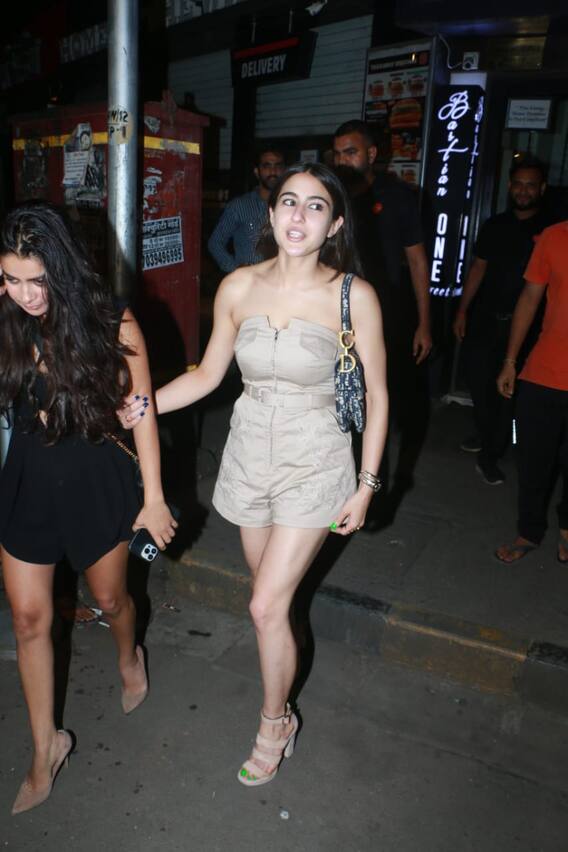 Sara Ali Khan Photo: ऐसी ड्रेस पहने स्पॉट हुईं सारा अली खान, सामने आई एक्ट्रेस की ये तस्वीरें