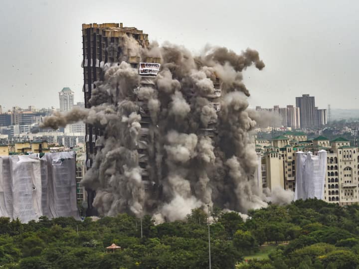 Twin Towers Demolition noida Authority CEO Ritu Maheshwari told about when people can come back home Twin Towers Demolition: नोएडा प्राधिकरण की सीईओ ने बताया आस-पास की सोसायटी में कब बहाल होंगी सेवाएं