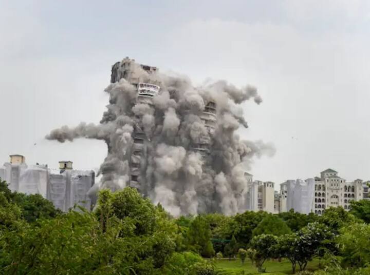 નોઈડા ઓથોરિટીના CEOના કહેવા પ્રમાણે, બધું પ્લાન મુજબ થયું છે. અંદર કોઈ વિસ્ફોટક તો નથી ને તેની તપાસ કરવામાં આવી રહી છે. હાલ આજુબાજુની સોસાયટીમાં કોઈ સ્વામી નુકસાન નથી, બાકીની સ્થિતિ એક કલાક પછી જ સ્પષ્ટ થશે. તે જ સમયે, બિલ્ડિંગનો થોડો કાટમાળ પણ રોડ તરફ આવી ગયો છે.