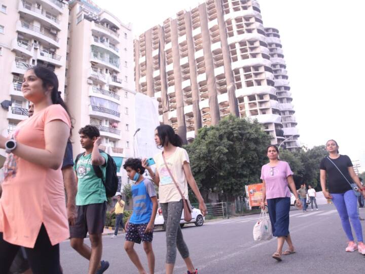 पार्श्वनाथ सोसाइटी की बाउंड्री से लग कर लोगों ने देखा ट्विन टॉवर्स का ध्वस्तीकरण. इस पल को लोगों ने अपने फोन में कैद किया.