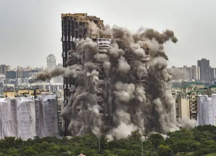 આ ગેરકાયદેસર રીતે બાંધવામાં આવેલા ટ્વીન ટાવર્સને તોડી પાડવાના સુપ્રીમ કોર્ટના આદેશના એક વર્ષ બાદ આ કાર્યવાહી કરવામાં આવી છે. લગભગ 100 મીટર ઉંચો આ ટાવર થોડી જ સેકન્ડોમાં તોડી પાડવામાં આવ્યો હતો.