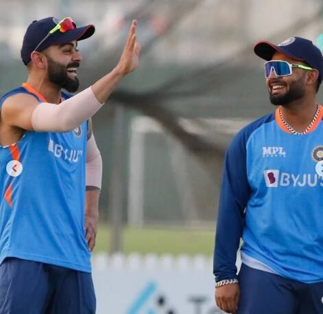 এশিয়া কাপে চাপমুক্ত হয়ে মাঠে নামবেন বিরাট, এমনই জানিয়েছেন। প্রস্তুতিতেও পন্থের সঙ্গে বেশ খুনসুটি করতে দেখা গেল তাঁকে।