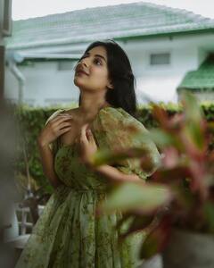 Esther Anil: பச்சை நிறமே பச்சை நிறமே... பச்சை நிற உடையில் எஸ்தர் அனில்..