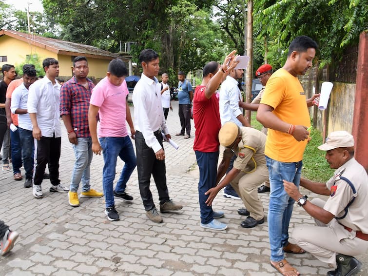 Telangana Police constable preliminary exam starts, here the details Telangana Constable Exam: కానిస్టేబుల్‌ రాతపరీక్ష ప్రారంభం, నిమిషం నిబంధనతో అభ్యర్థుల అవస్థలు - కొన్ని చోట్ల అభ్యర్థుల కన్నీరు