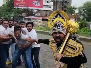 Nagpur news : नागपुरातील रस्त्यावर अवतरले चक्क यमराज, प्रशासनाला जाग आणण्यासाठी अनोखे आंदोलन 