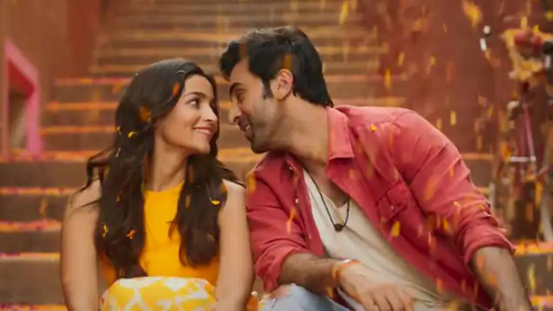 Alia Ranbir: প্রচারের ফাঁকে মঞ্চে আলিয়ার গলায় 'কেশরিয়া', কী করলেন রণবীর? Alia Ranbir: Alia Bhatt Sings 'Kesariya' While Promoting 'Brahmastra' At IIT Bombay, Ranbir Cheers For Her Alia Ranbir: প্রচারের ফাঁকে মঞ্চে আলিয়ার গলায় 'কেশরিয়া', কী করলেন রণবীর?