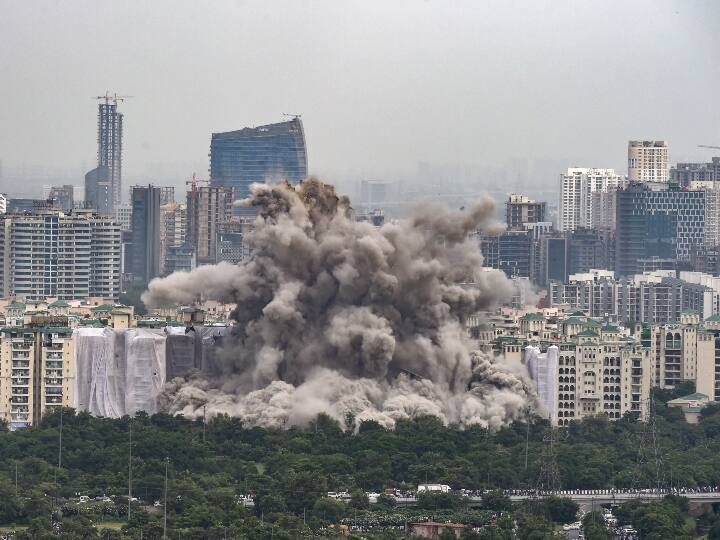 अवैध रूप से निर्मित इन ट्विन टावर को धराशायी करने के उच्चतम न्यायालय के आदेश के एक साल बाद यह कार्रवाई की गई है. लगभग 100 मीटर ऊंचे टावर को चंद सेकेंड में ध्वस्त कर दिया गया.