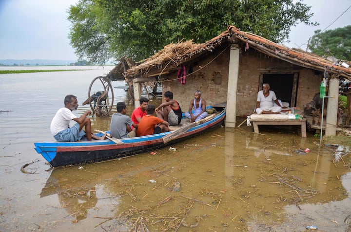 নৌকো করে পারাপার চলছে মির্জাপুরে। এর মধ্যে ভারী বৃষ্টির নতুন পূর্বাভাস কপালে চিন্তার ভাঁজ বাড়িয়েছে বাসিন্দাদের।