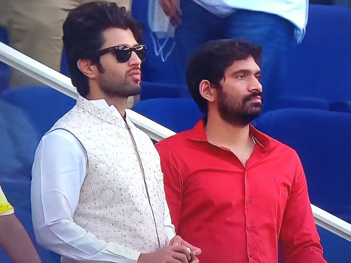 Asia Cup 2022 UAE: Vijay Devarkonda spooted in stadium to support team india watch photos and video India vs Pakistan Asia Cup 2022 : ટીમ ઈન્ડિયાને સપોર્ટ કરવા પહોંચ્યો લાઇગર સ્ટાર વિજય દેવરકોંડા, તસવીરો થઈ વાયરલ