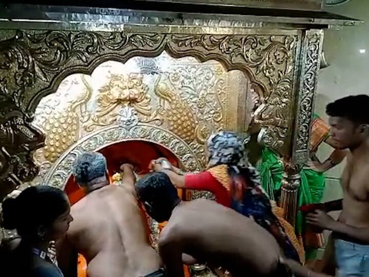 पहाटे 5 ते दुपारी 12 वाजेपर्यंत जलस्नान निमित्त गाभाऱ्यात प्रवेश दिला जातो. तसेच दुपारी मानाचा पोशाख श्रींना परिधान केला जातो.