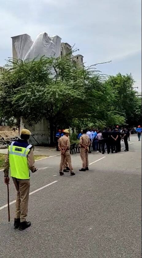 A world renowned agency Edifice Engineering which has expertise in carrying out safe demolitions of high-rise buildings. More than 3,700 kgs of explosives are being used in this operation.