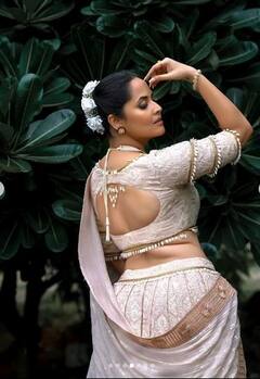 Anasuya Bharadwaj: 'ਪੁਸ਼ਪਾ' ਅਦਾਕਾਰਾ ਨੇ ਟ੍ਰੈਡੀਸ਼ਨਲ ਲੁੱਕ 'ਚ ਸ਼ੇਅਰ ਕੀਤੀਆਂ ਤਸਵੀਰਾਂ, ਲੋਕ ਆਂਟੀ ਕਹਿ ਕੇ ਬੁਰੀ ਤਰ੍ਹਾਂ ਕਰ ਰਹੇ ਹਨ ਟ੍ਰੋਲ