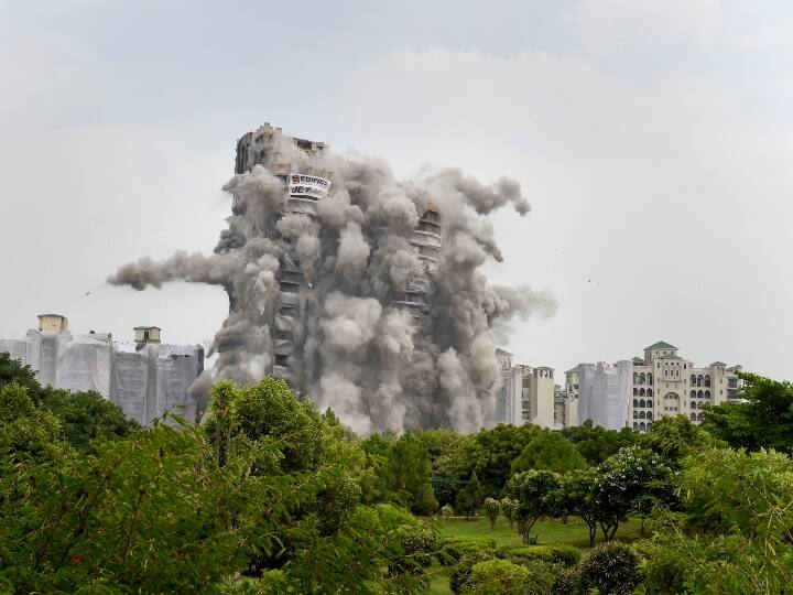 प्रत्यक्षदर्शियों के मुताबिक धमाके की आवाज कई किलोमीटर दूर तक सुनाई दी. उससे कई सौ मीटर दूर की इमारत पर खड़े लोगों को जमीन के कंपन का भी एहसास हुआ. वहीं पास की ATS सोसायटी की बाउंड्री वाल को भी नुकसान पहुंचा है. आस-पास के पेड़ों में को भी कुछ नुकसान हुआ है. बाकी का डिमोलिशन अभी तक की जानकारी के अनुसार यहां पर सेफ डिमोलिशन हुआ है.