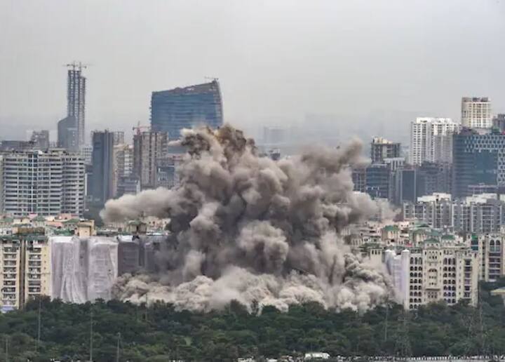 દિલ્હીના પ્રતિષ્ઠિત કુતુબ મિનાર (73 મીટર) કરતાં ઊંચા આ ટાવર્સને 'વોટરફોલ ઈમ્પ્લોઝન' ટેકનિકની મદદથી નીચે લાવવામાં આવ્યા હતા.