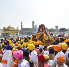 ਪ੍ਰਕਾਸ਼ ਪੁਰਬ ਨੂੰ ਸਮਰਪਿਤ ਗੁਰੂ ਨਗਰੀ 'ਚ ਸਜਾਇਆ ਗਿਆ ਨਗਰ ਕੀਰਤਨ , ਸੰਗਤਾਂ ਦਾ ਉਮੜਿਆ ਸੈਲਾਬ, ਦੇਖੋ ਤਸਵੀਰਾਂ