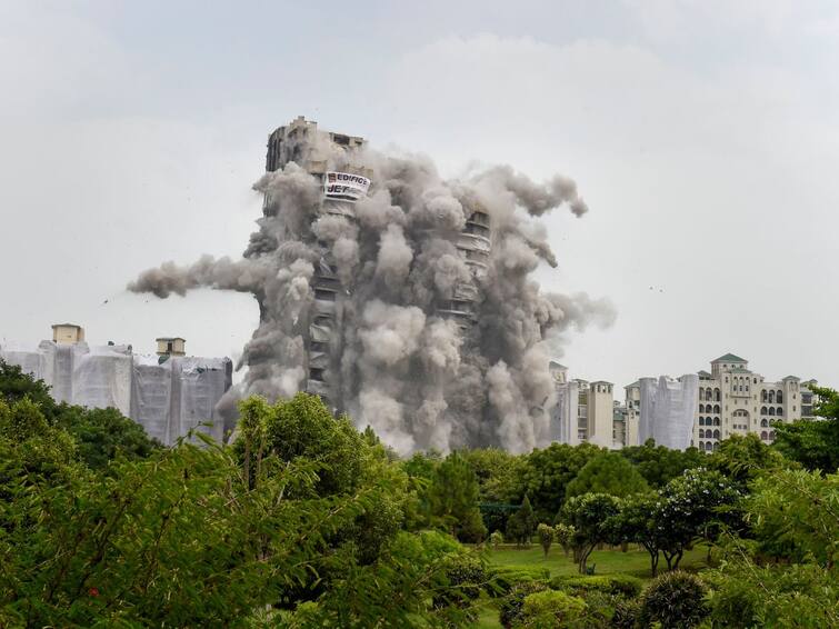 Watch Video Noida Twin Towers Demolition completed Twin Tower Demolition Video: నోయిడా ట్విన్ టవర్స్ నేలమట్టం, సరిగ్గా 9 సెకన్లలో పూర్తైన బ్లాస్ట్