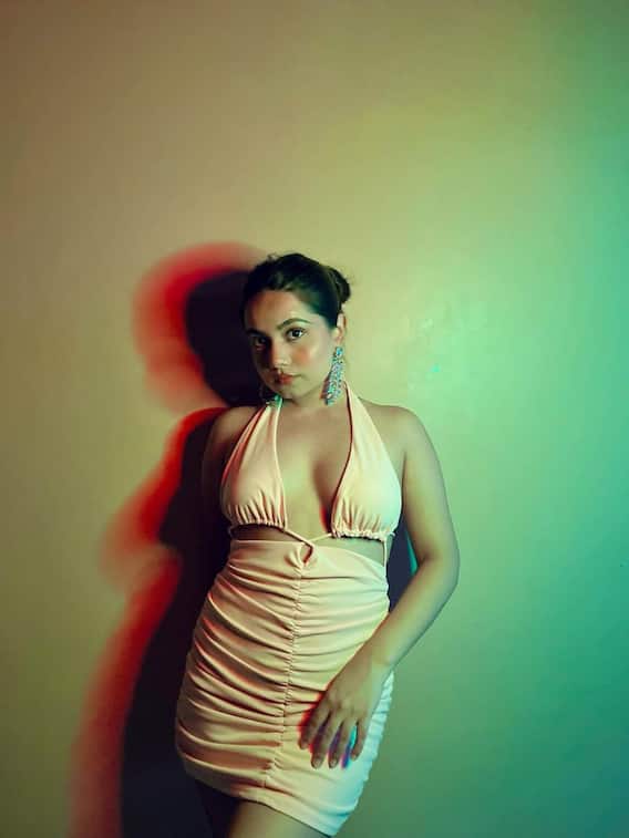 खूबसूरती के मामले में उर्फी से कम नहीं हैं उनकी बहन डोली जावेद