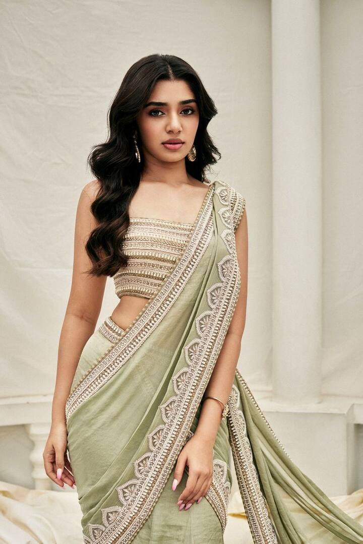 ఇదిలా ఉండగా.. రీసెంట్ గా ఈ బ్యూటీ ఇన్స్టాగ్రామ్ లో షేర్ చేసిన ఫొటోలు వైరల్ అవుతున్నాయి. (Photo Courtesy: Krithi Shetty Instagram)