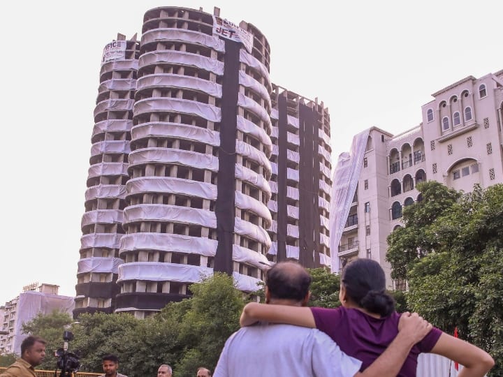 Explained: ट्विन टावर गिराए जाने की खबरों के बीच पढ़िए भ्रष्टाचार की बिल्डिंग बनने की पूरी कहानी Noida Supertech Twin Tower Demolition Story of Corruption in Construction of Multi Storey Building Explained: ट्विन टावर गिराए जाने की खबरों के बीच पढ़िए भ्रष्टाचार की बिल्डिंग बनने की पूरी कहानी