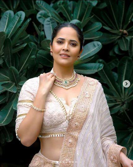 Anasuya Bharadwaj Pics: ਦੱਖਣ ਦੀ ਅਦਾਕਾਰਾ ਅਨਸੂਯਾ ਭਾਰਦਵਾਜ ਨੂੰ ਕਿਸੇ ਜਾਣ-ਪਛਾਣ ਦੀ ਲੋੜ ਨਹੀਂ ਹੈ ਅਤੇ ਉਹ ਕਈ ਫਿਲਮਾਂ ਵਿੱਚ ਆਪਣੀ ਕਾਬਲੀਅਤ ਨੂੰ ਸਾਬਤ ਕਰ ਚੁੱਕੀ ਹੈ। ਅਭਿਨੇਤਰੀ ਇਨ੍ਹੀਂ ਦਿਨੀਂ ਜ਼ਬਰਦਸਤ ਟ੍ਰੋਲਸ ਦੇ ਨਿਸ਼ਾਨੇ 'ਤੇ ਹੈ