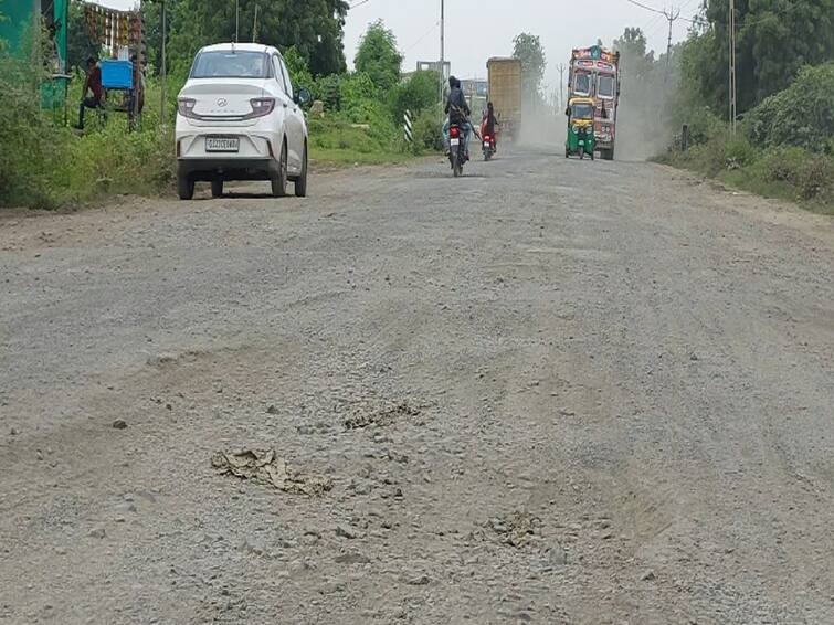 Kheda News Potholes in the 6 km long ring road in Nadiad KHEDA : નડિયાદમાં કરોડોના ખર્ચે બનાવેલા 6 કિમી લાંબા રિંગરોડમાં ખાડા જ ખાડા
