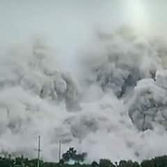 Twin Tower Demolition : ৩,৭০০ কেজি বিস্ফোরক ব্যবহারে মাত্র ১২ সেকেন্ডে গুঁড়িয়ে দেওয়া হল নয়ডার টুইন টাওয়ার