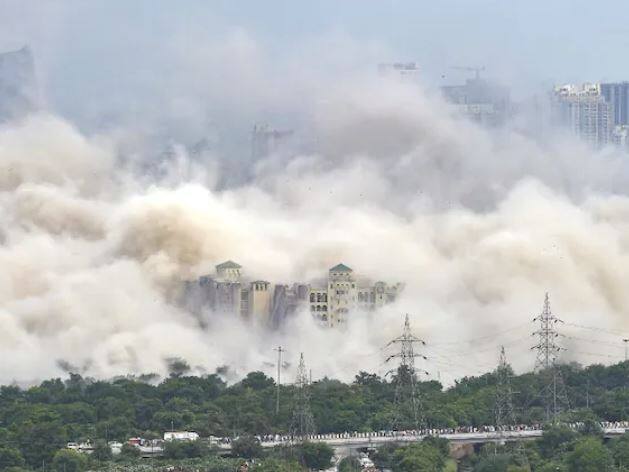 ਨੋਇਡਾ ਸੁਪਰਟੈਕ ਦੇ ਟਵਿਨ ਟਾਵਰ ਨੂੰ ਐਤਵਾਰ ਨੂੰ ਢਾਹ ਦਿੱਤਾ ਗਿਆ। ਜਿਵੇਂ ਹੀ ਧਮਾਕਾ ਹੋਇਆ, ਕੁਝ ਹੀ ਸਕਿੰਟਾਂ ਵਿੱਚ, ਵੱਡੀ ਇਮਾਰਤ ਤਾਸ਼ ਦੇ ਪੈਕਟ ਵਾਂਗ ਢਹਿ ਗਈ। ਇਸ ਦੌਰਾਨ ਆਸ-ਪਾਸ ਦੀਆਂ ਸੁਸਾਇਟੀਆਂ ਦੀਆਂ ਇਮਾਰਤਾਂ ਨੂੰ ਜੀਓਟੈਕਸਟਾਈਲ ਫਾਈਬਰ ਨਾਲ ਢੱਕ ਕੇ ਉਨ੍ਹਾਂ ਵਿੱਚ ਛੇਕ ਕੀਤੇ ਗਏ ਸਨ।