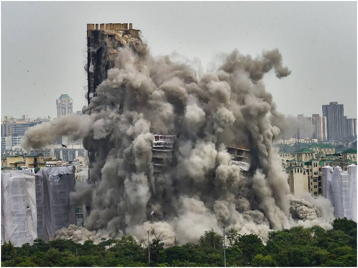 Noida Twin Towers Demolition by blast which lasted for 9 seconds will take three months to clear the debris know all the details Twin Towers Demolition: 9 सेकेंड में जमींदोज हुए ट्विन टावर्स, मलबा हटाने में लगेंगे तीन महीने | बड़ी बातें