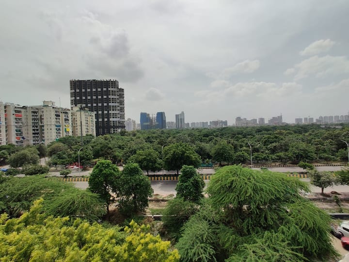 एडिफाय इंजिनीअरिंगला हे ट्विन टॉवर्स पाडण्याचे काम देण्यात आले आहे. हे ट्विन टॉवर (Twin Tower) पाडण्यासाठी 46 जणांची टीम काम करत आहे. ही टीम दररोज सुमारे 12 तास स्फोटकं लावण्याचं काम करत आहे.