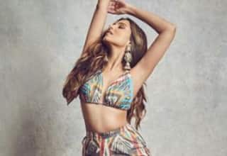 Glam Photos: રૉયલ બ્લૂ ડ્રેસમાં બૉલીવુડ એક્ટ્રેસે ફ્લૉન્ટ કર્યુ હૉટ ફિગર, જુઓ નવુ ફોટોશૂટ...........