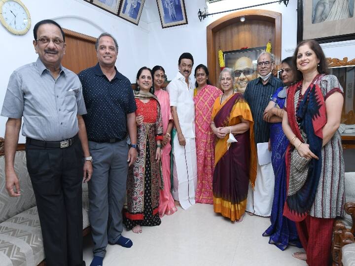 gopalapuram house former owner meet cm mk stalin family in gopalapuram CM Stalin : கோபாலபுரம் வீட்டுக்கு வந்த முன்னாள் உரிமையாளர் குடும்பம்..! விருந்தளித்து உபசரித்த முதல்வர் மு.க.ஸ்டாலின்..!