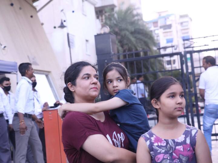 प्रोजेक्ट मैनेजर मयूर मेहता के अनुसार धमाके से हल्के भूकंप के बराबर भी झटका महसूस नहीं होगा. लोगों को हिदायत के तौर पर कहा गया है कि वे टीवी से प्लग निकाल दें और कांच के सामान अंदर रख लें. हवा के दबाव से कांच की चीजें टूट सकती हैं. ब्लास्ट से धूल होगी, लेकिन कितनी, इसका अनुमान नहीं लगाया जा सका है.