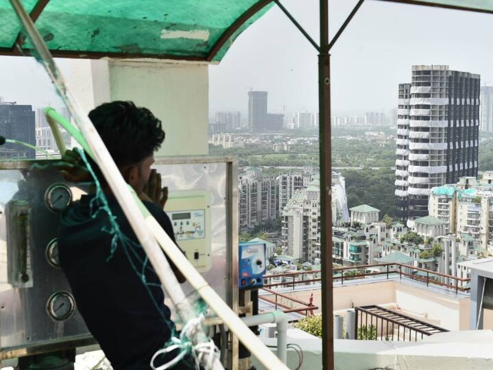 इसके बाद बिल्डिंग गिरना शुरू होगी. इसमें करीब 12 सेकेंड लगेंगे. जहां-जहां कॉलम में हमने बारूद लगाया है, वहां जियोटेक्सटाइल कपड़ा लगाया है. इसमें फाइबर कंपोजिट होता है. अगर कोई चीज इससे टकराती है तो वह कपड़े को फाड़ती नहीं, बल्कि रिवर्स होती है. आसपास की इमारत पर भी कपड़े लगा दिए हैं.