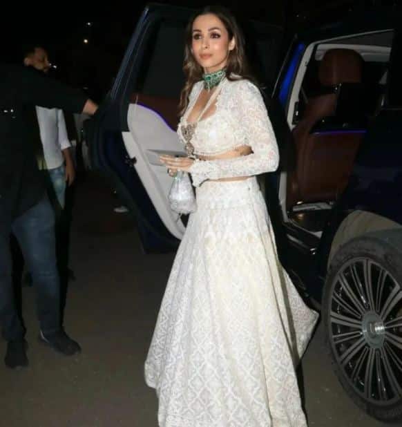 મલાઈકા અરોરાનો આ ડ્રેસ મનીષ મલ્હોત્રાએ ડિઝાઈન કર્યો છે.