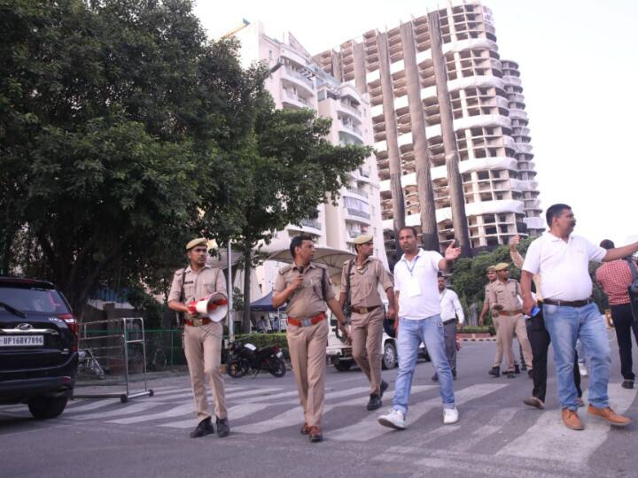 ट्विन टावर को गिराए जाने के बाद मौके पर मौजूद पुलिस और अन्य सुरक्षा एजेंसियां हरकत में आ गईं.