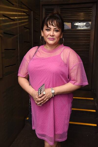 গল্পের শুরু মধ্যরাতে। পাহাড়ি পথে হঠাৎ গাড়ি খারাপ হয়ে যায় শ্রীলেখা মিত্রের (Sreelekha Mitra)। অন্ধকার, কোথাও যেমন জনবসতির চিহ্নমাত্র নেই। তবে কিছুদূর এগিয়ে যেতেই চোখে পড়ে একবিন্দু আলো। সেদিকেই গিয়ে দরজার কড়া নাড়েন শ্রীলেখা।