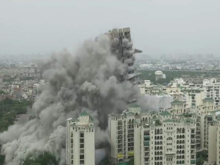 Noida Twin Tower Demolition with pollution protection Twin Tower turned into a plume of smoke videos Noida Twin Tower Demolition: ट्विन टावर ब्लास्ट से न हो कोई बड़ा नुकसान, प्रदूषण कंट्रोल के किए गए थे पुख्ता इंतज़ाम