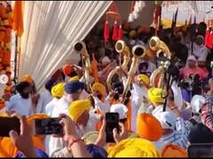 ਪ੍ਰਕਾਸ਼ ਪੁਰਬ ਨੂੰ ਸਮਰਪਿਤ ਗੁਰੂ ਨਗਰੀ 'ਚ ਸਜਾਇਆ ਗਿਆ ਨਗਰ ਕੀਰਤਨ , ਸੰਗਤਾਂ ਦਾ ਉਮੜਿਆ ਸੈਲਾਬ, ਦੇਖੋ ਤਸਵੀਰਾਂ