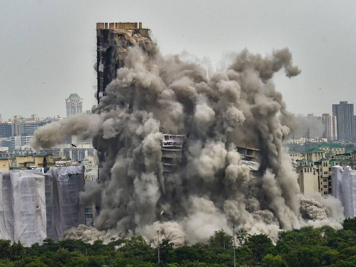 Noida Twin Towers Demolition, Know what people said Twin Towers Demolition: 'ताश के पत्तों जैसे बिखर गया ट्विन टावर', लोगों ने कहा-यह इसी का हकदार था