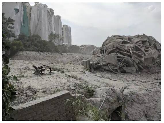 નોઇડામાં સ્થિત સુપરટેક ટ્વીન ટાવર આખરે થોડીક સેકન્ડમાં ધ્વસ્ત થઈ ગયા. 13 વર્ષમાં બનેલી આ ગગનચુંબી ઈમારત થોડી જ સેકન્ડોમાં ધરાશાયી થઈ ગઈ. અનુમાન મુજબ, તેને તૂટી પડતા લગભગ 9 થી 10 સેકન્ડનો સમય લાગ્યો હતો.